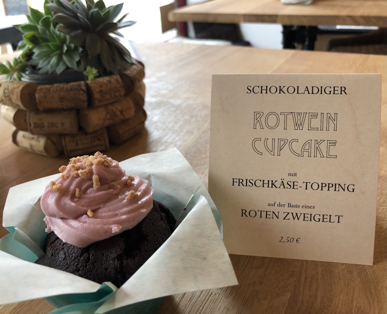 Ein Rotwein-Cupcake mit Frischkäse-Topping auf der Basis eines Roten Zweigelt.