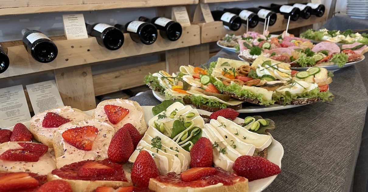 Häppchen und Törtchen sind wie ein Buffet angerichtet.