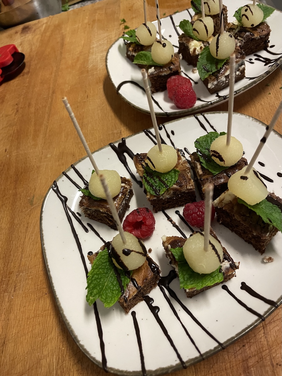 Süße Häppchen schön verziert und auf Tellern angerichtet.