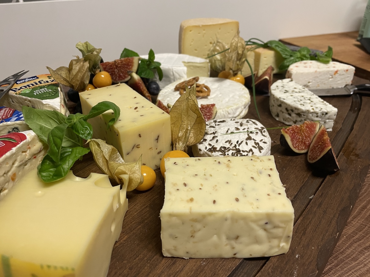 Süße Häppchen, geschmackvoll auf zwei Tellern angerichtet.