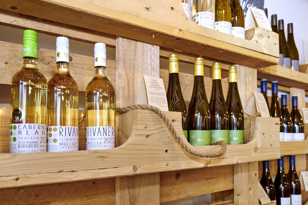 Ein ordentlich sortiertes Weinregal.