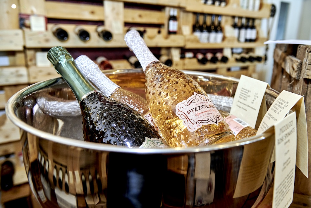 Eine Edelstahlschlüssel mit gekühlten Sektflaschen.